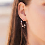 FLOW Small White Gold Hoop Earrings with Pearls