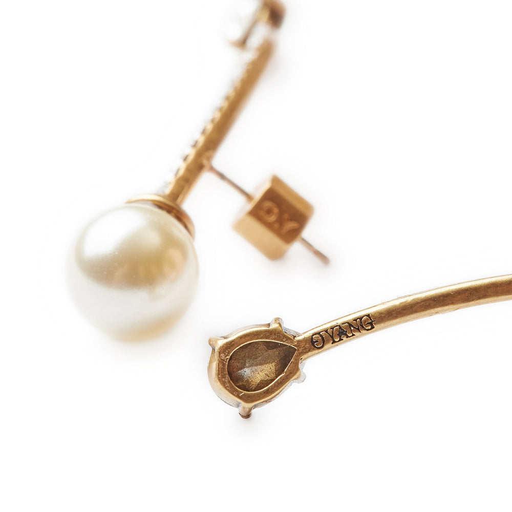 
                  
                    BIAS Pearl Gold Curved Earrings
                  
                