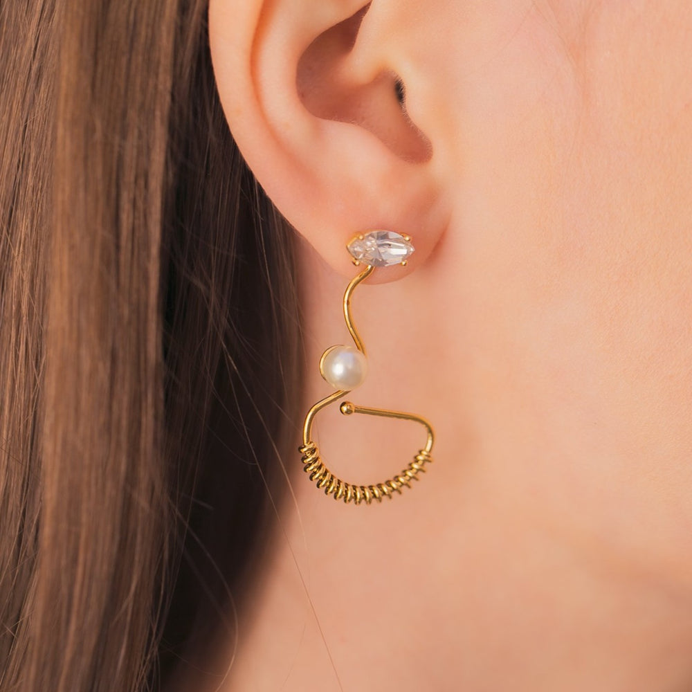 
                  
                    O.Yang Smile Face Asymmetry Gold Earrings
                  
                