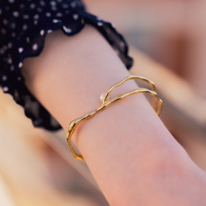 
                  
                    FLOW Gold Irregular Bangle with Small Pearl
                  
                