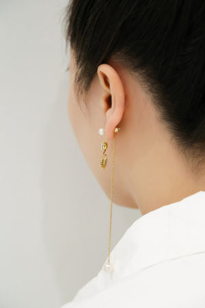 
                  
                    O.Yang Smile Face Asymmetry Gold Earrings
                  
                