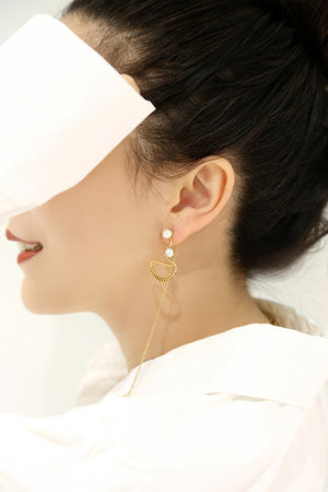 
                  
                    O.Yang Smile Face Asymmetry Gold Earrings
                  
                