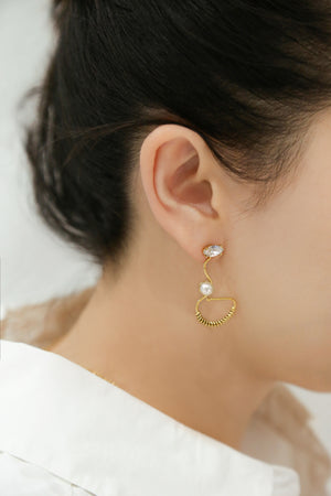 
                  
                    O.Yang Smile Face Asymmetry Gold Earrings
                  
                