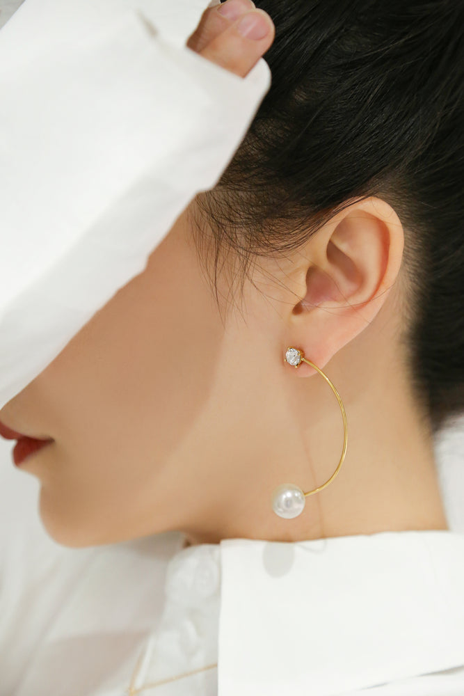 
                  
                    O.Yang Smile Asymmetry Minimalist Gold Earrings
                  
                