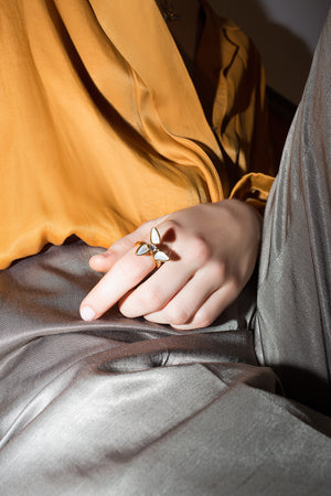 
                  
                    Windmill Rotatable White Natural Fritillary Gold Ring
                  
                