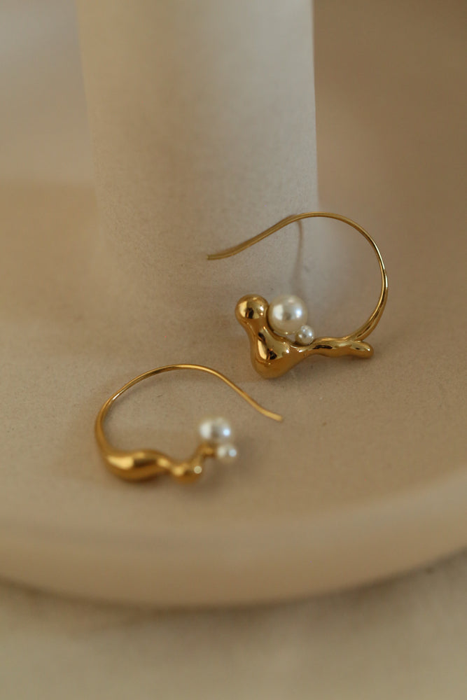 FLOW Small Gold Hoop Earrings with Pearls